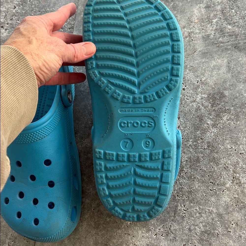 Pool blue crocs - Picture 4 of 5